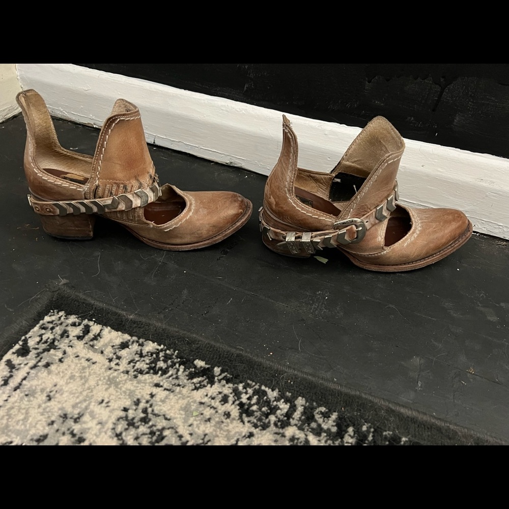 Freebird by Steven tan blade size 7